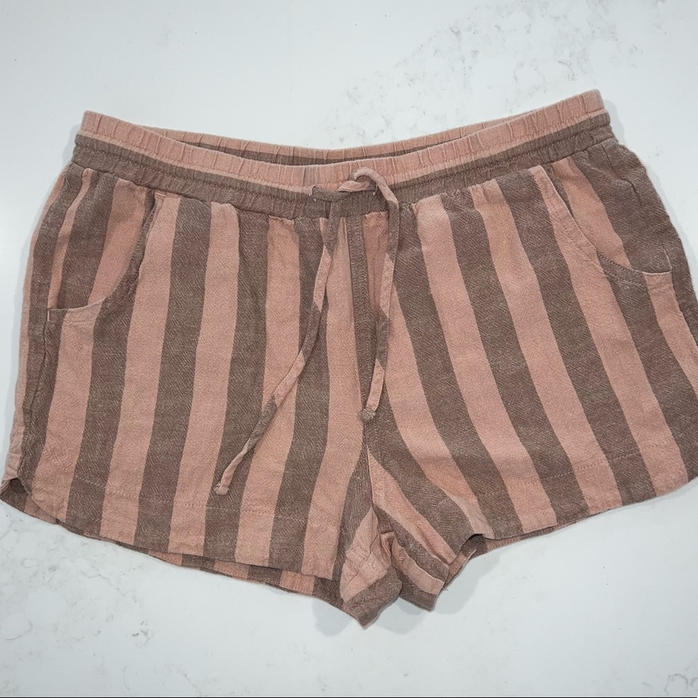 Universal Thread pull on shorts - Size M